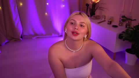  Amelia  online show from February 3, 6:40 am