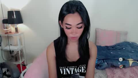 Snapshot of ami_lewis chatting on October 23, 2:39 am JOANNA online show from October 23, 2:39 am
