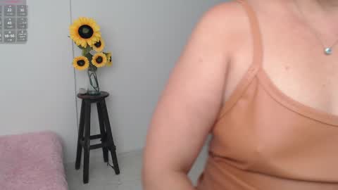 Snapshot of ana_hotmilfx chatting on December 20, 12:41 am ANA online show from December 20, 12:41 am