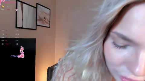 angelinpink_ online show from July 22, 8:37 am