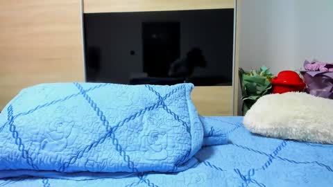 KrystyYo online show from April 11, 6:30 am