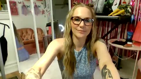 Snapshot of annadelrae444 chatting on September 10, 12:43 am annadelrae444 online show from September 10, 12:43 am