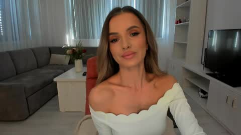 annaise  online show from April 25, 9:23 am