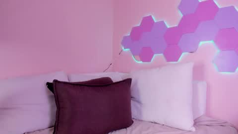 anne_millerr online show from June 5, 12:00 pm