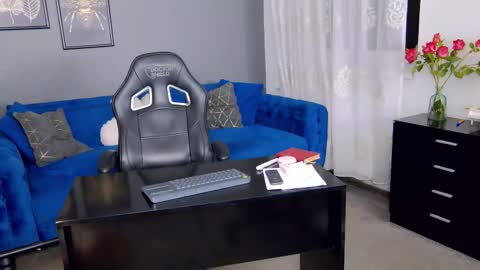 Snapshot of annehove chatting on October 24, 1:56 am Anne online show from October 24, 1:56 am