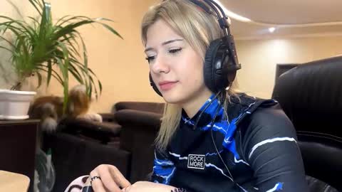 annie1fuc4 online show from March 18, 6:35 pm