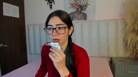annie_noiree online show from June 20, 9:35 am