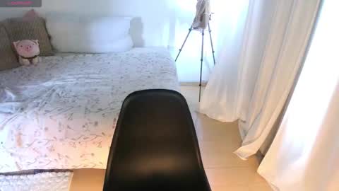 LAURA - A n n i e  S w a n online show from September 28, 2:11 pm