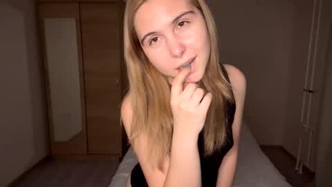 Emi online show from December 4, 4:41 pm