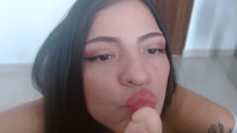 ariagray_ online show from December 4, 2:48 pm