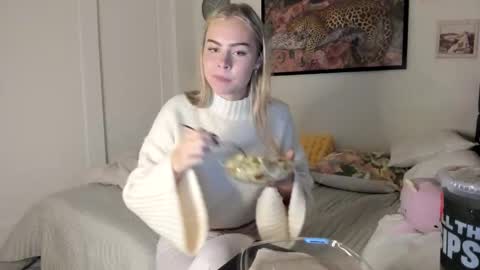 Snapshot of ariah_is_blonde chatting on October 16, 9:17 pm Ariah online show from October 16, 9:17 pm