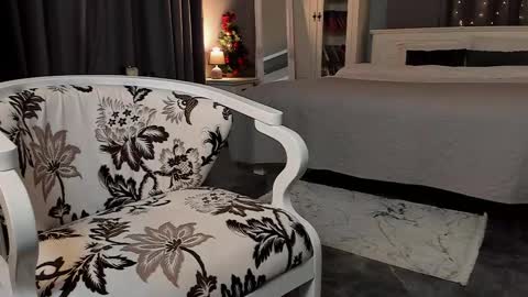 Ana online show from December 17, 1:26 pm