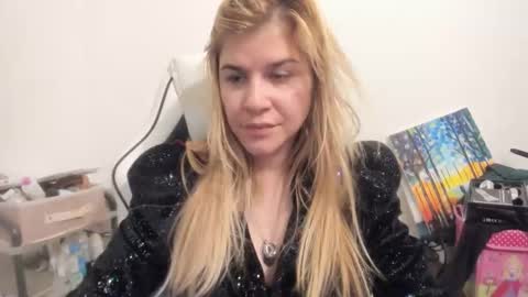 Snapshot of artsyandcraftsy_ chatting on October 21, 10:58 pm MIA online show from October 21, 10:58 pm