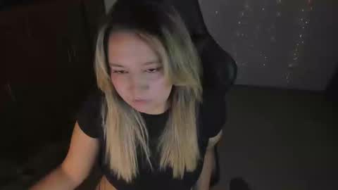 ash_smith1 online show from March 7, 11:37 pm