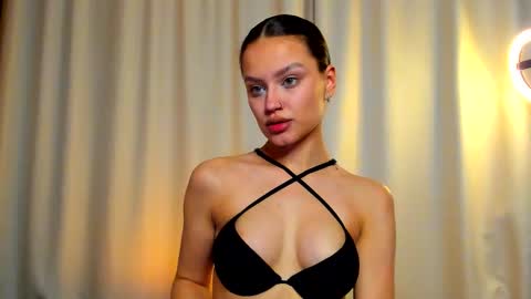 My name is Kiki  Help me with thumbps up please   online show from October 25, 9:21 pm