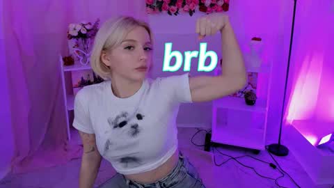 aurorawrenfield online show from October 28, 10:32 am