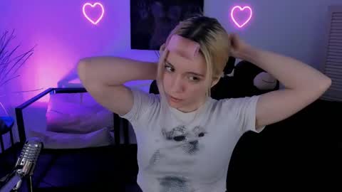 aurorawrenfield online show from April 13, 4:14 am