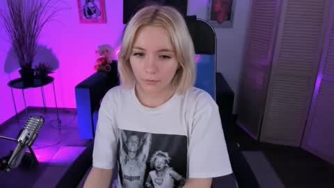 aurorawrenfield online show from December 22, 3:20 am