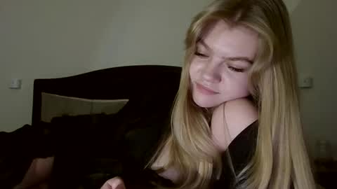 AuroraXRoses online show from November 6, 8:37 pm