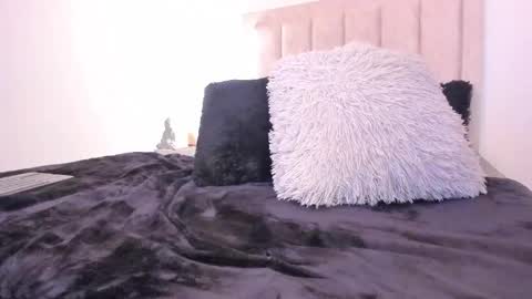 Snapshot of avaline_blanc chatting on December 11, 12:02 am Avaline Help me reach 100 likes TRANSMISSION EVERY DAY FROM 39 PM online show from December 11, 12:02 am