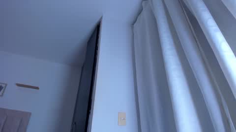 Snapshot of avaline_blanc chatting on February 5, 12:20 am Avaline Help me reach 100 likes TRANSMISSION EVERY DAY FROM 39 PM online show from February 5, 12:20 am