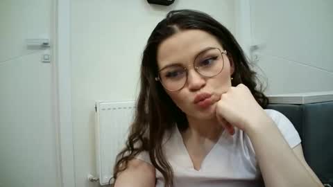 avelinehowo_uwu online show from March 1, 6:07 pm