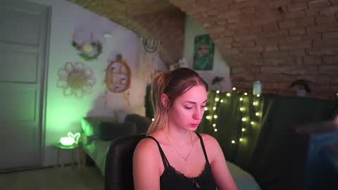 aya hitakayama  online show from March 2, 7:30 pm