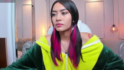 Azura online show from March 11, 7:25 pm