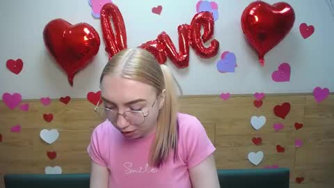 Snapshot of beatriceflyy chatting on February 18, 8:27 am BeatriceFlyy online show from February 18, 8:27 am