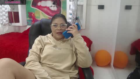 Snapshot of bella_lady_1_ chatting on October 22, 11:59 am lady online show from October 22, 11:59 am