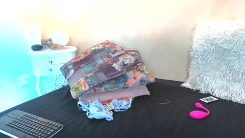 bellarooux online show from March 5, 12:01 pm