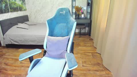 Snapshot of berry_lipsss chatting on January 31, 9:48 am Im Lola online show from January 31, 9:48 am