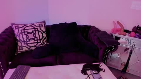 NatashaxoBangs online show from March 6, 6:05 pm