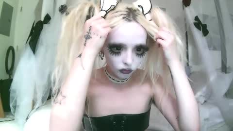 vampire fang  online show from February 13, 8:32 pm