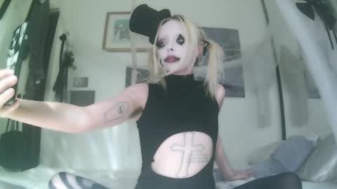 vampire fang  online show from October 30, 9:05 pm