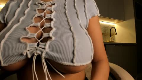 Snapshot of blackmilk_01 chatting on December 23, 4:01 am Karina online show from December 23, 4:01 am