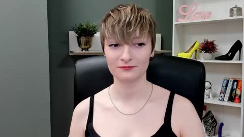 Snapshot of blair_erotic chatting on October 22, 6:51 am Blair online show from October 22, 6:51 am