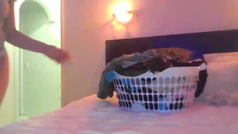 Snapshot of blondeandnaked chatting on October 28, 9:48 am Blondeandnaked online show from October 28, 9:48 am