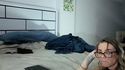 blue-eyed-foxxxxy online show from June 21, 6:39 am