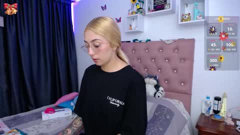 Soffy Brooks Independent model online show from January 16, 5:03 am