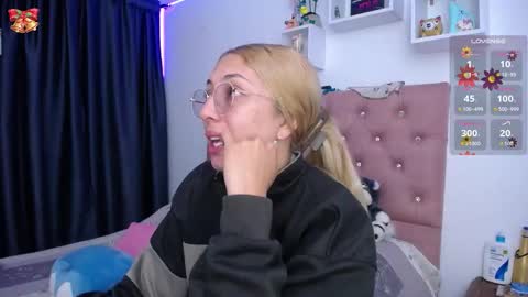 Soffy Brooks Independent model online show from December 14, 3:12 am