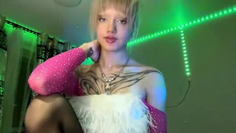 Mia   online show from August 4, 8:59 pm