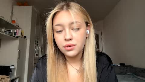 Mia   online show from April 6, 7:20 am