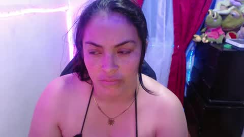 scarleth    follow mee 3 kis online show from February 8, 1:32 am