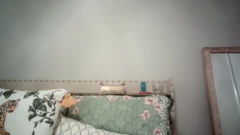 Snapshot of caitie__citrine chatting on December 4, 4:05 pm Caitie Citrine online show from December 4, 4:05 pm