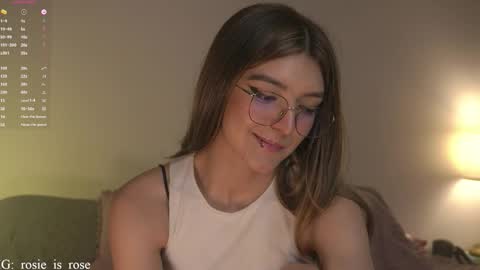 Snapshot of call_me_rosie chatting on October 22, 3:33 am   online show from October 22, 3:33 am