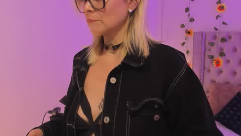 Snapshot of candiegilson__ chatting on October 10, 11:59 am Candie  online show from October 10, 11:59 am