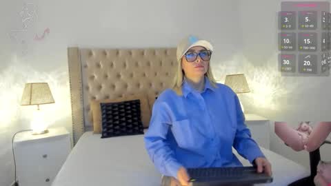 Snapshot of candiegilson__ chatting on October 16, 11:13 am Candie  online show from October 16, 11:13 am