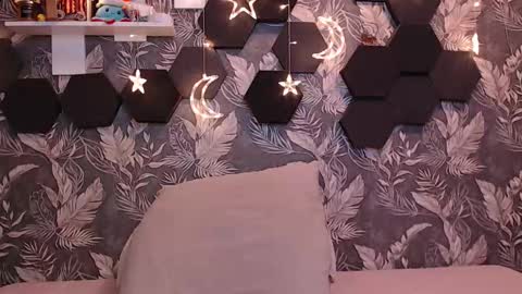 Mia online show from December 18, 5:01 am