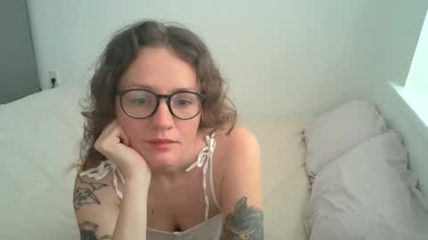 caraviolet online show from May 23, 1:53 pm